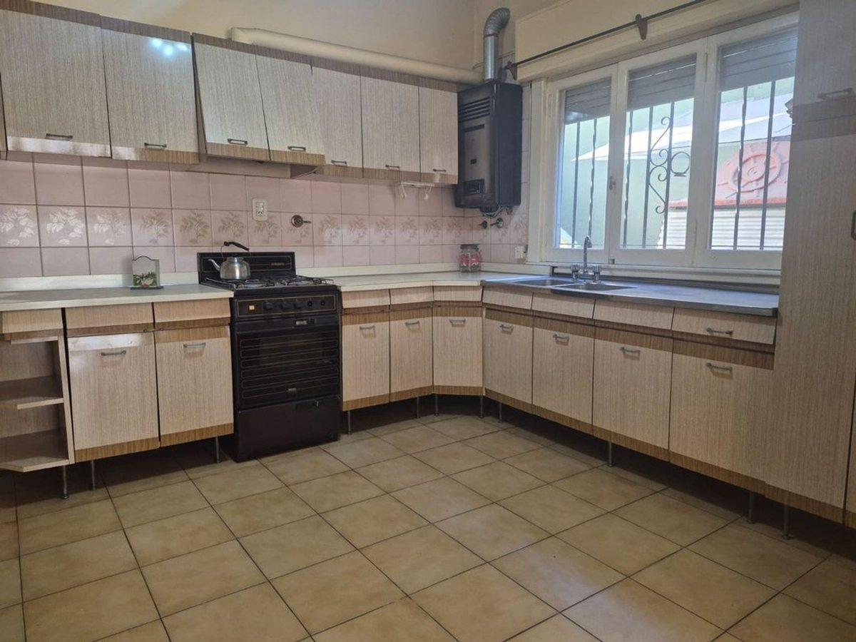 Foto de VENTA CASA 3 AMB CON COCHERA, LOCAL Y DEPTO -LANUS, imagen 1