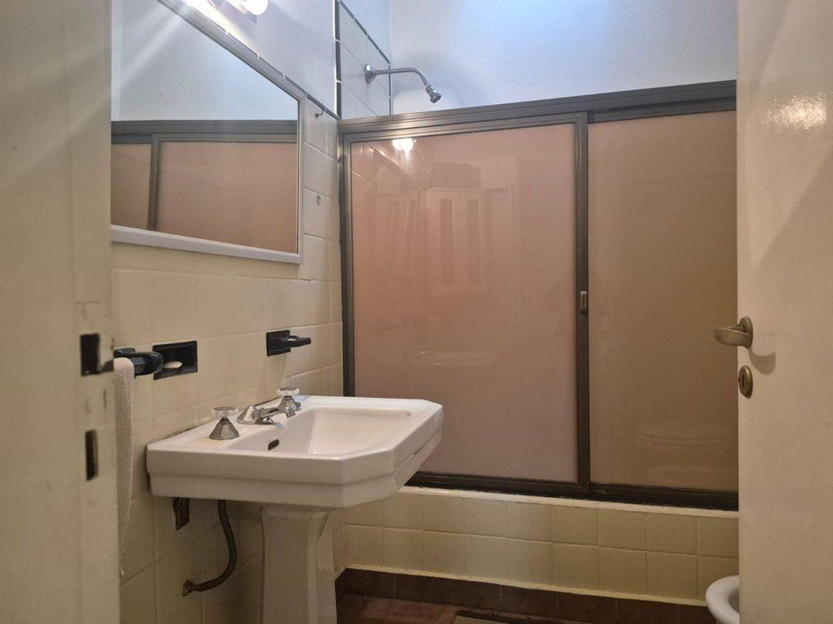 Foto de VENTA CASA 3 AMB CON COCHERA, LOCAL Y DEPTO -LANUS, imagen 2