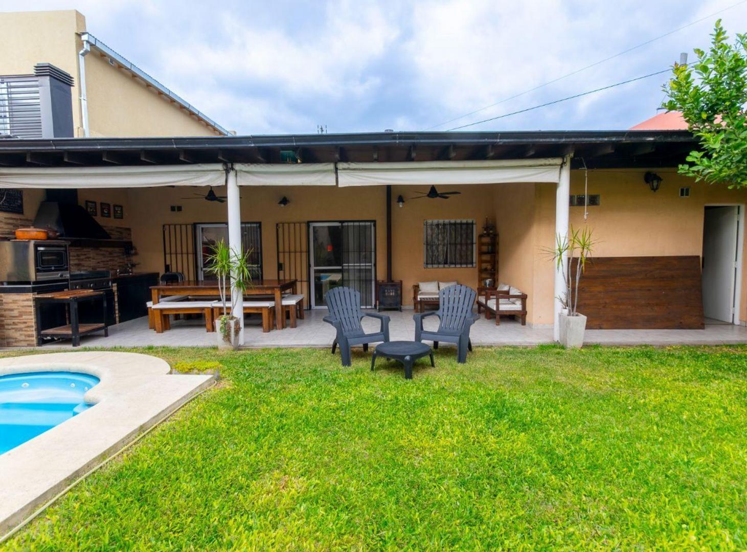 Foto de CASA 4 AMB EN VENTA C/PARQUE Y PILETA EN BANFIELD, imagen 3