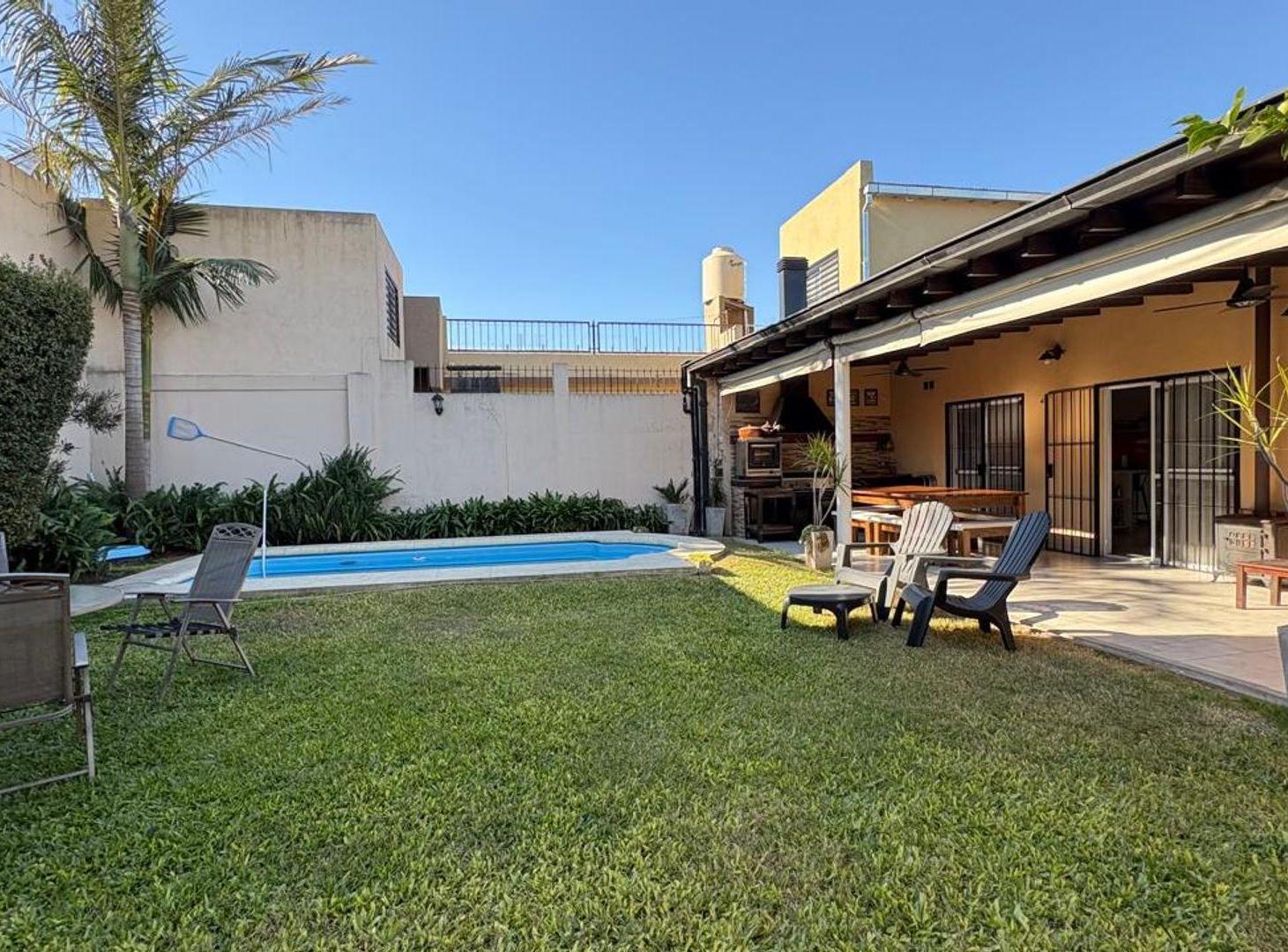 Foto de CASA 4 AMB EN VENTA C/PARQUE Y PILETA EN BANFIELD, imagen 4