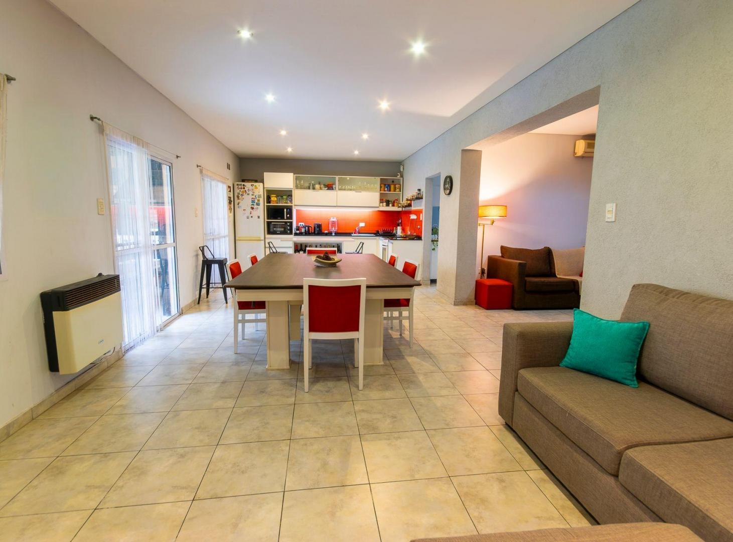 Foto de CASA 4 AMB EN VENTA C/PARQUE Y PILETA EN BANFIELD, imagen 1