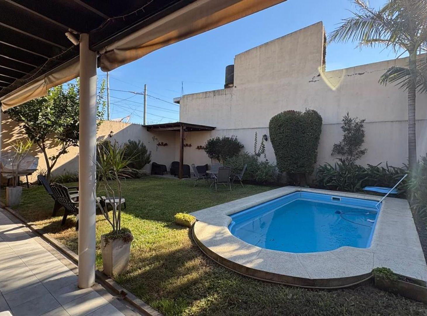 Foto de CASA 4 AMB EN VENTA C/PARQUE Y PILETA EN BANFIELD, imagen 2