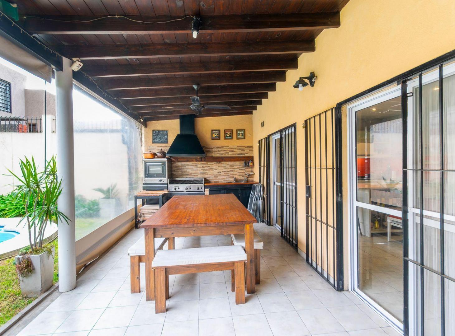 Foto de CASA 4 AMB EN VENTA C/PARQUE Y PILETA EN BANFIELD, imagen 5