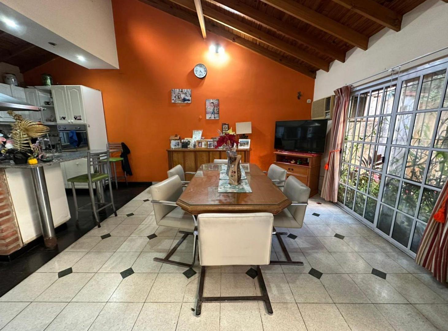 Foto de VENTA CASA 3 AMB CON PARQUE - VALENTIN ALSINA, imagen 2