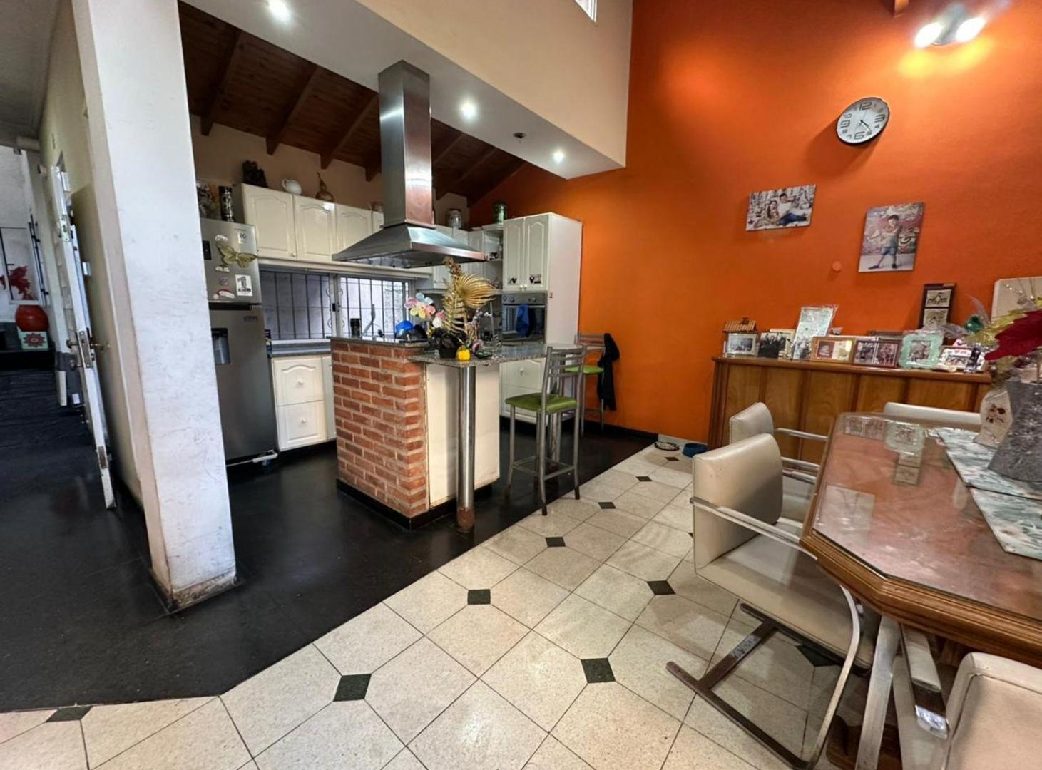 Foto de VENTA CASA 3 AMB CON PARQUE - VALENTIN ALSINA, imagen 4