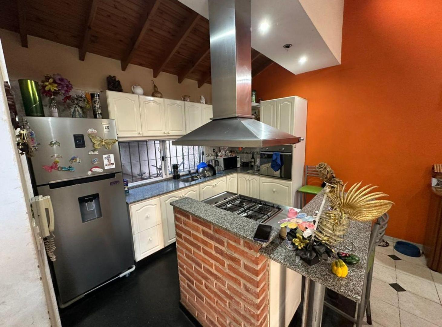 Foto de VENTA CASA 3 AMB CON PARQUE - VALENTIN ALSINA, imagen 1