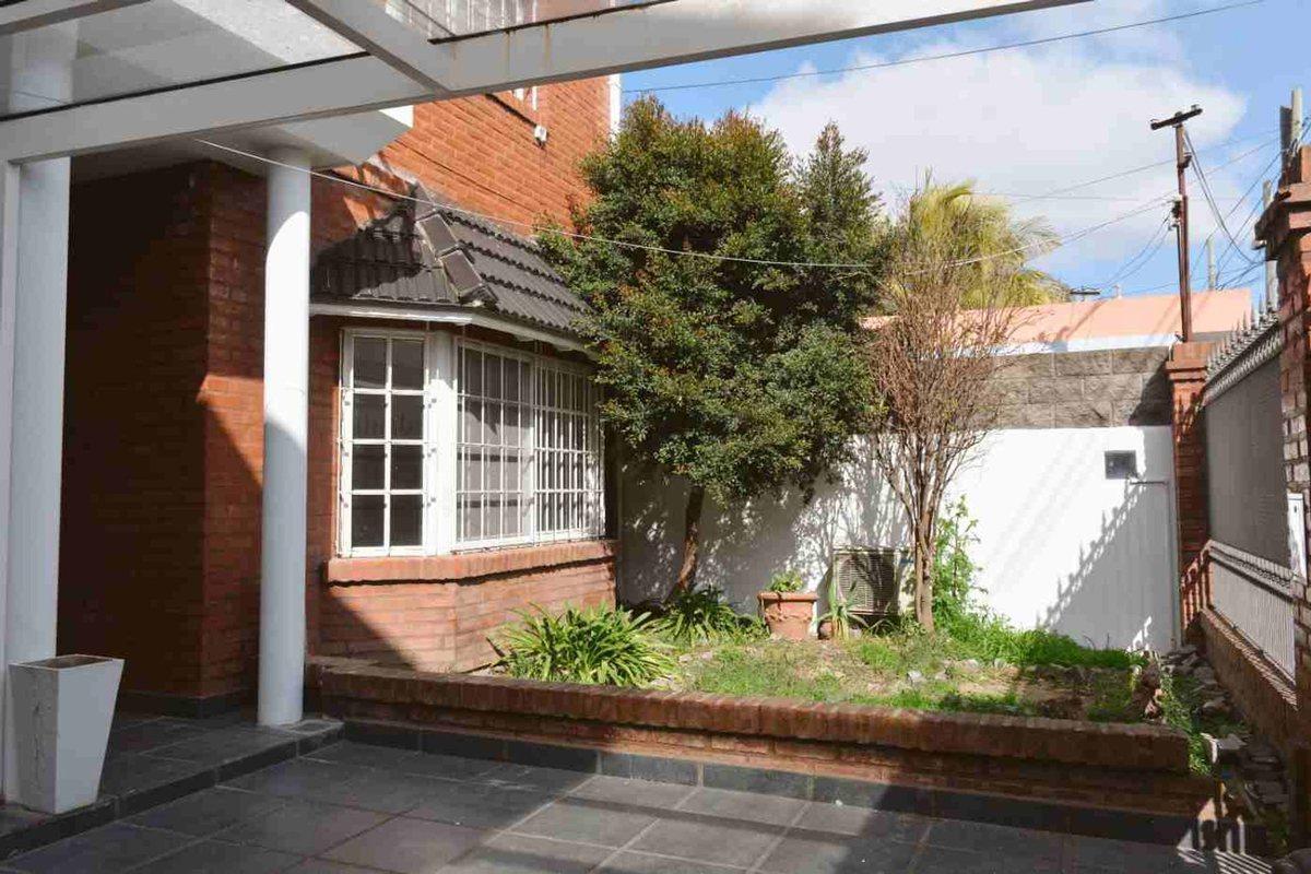 Foto de Venta PH tipo casa 4 ambiente Valentín Alsina., imagen 2