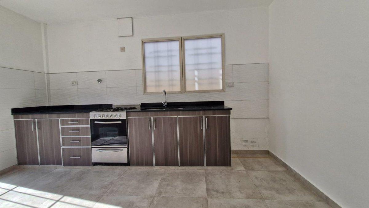 Foto de casa en venta 3 ambientes con parque en Lanus O, imagen 4