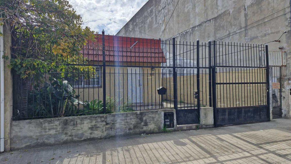 Foto de casa en venta 3 ambientes con parque en Lanus O, imagen 1