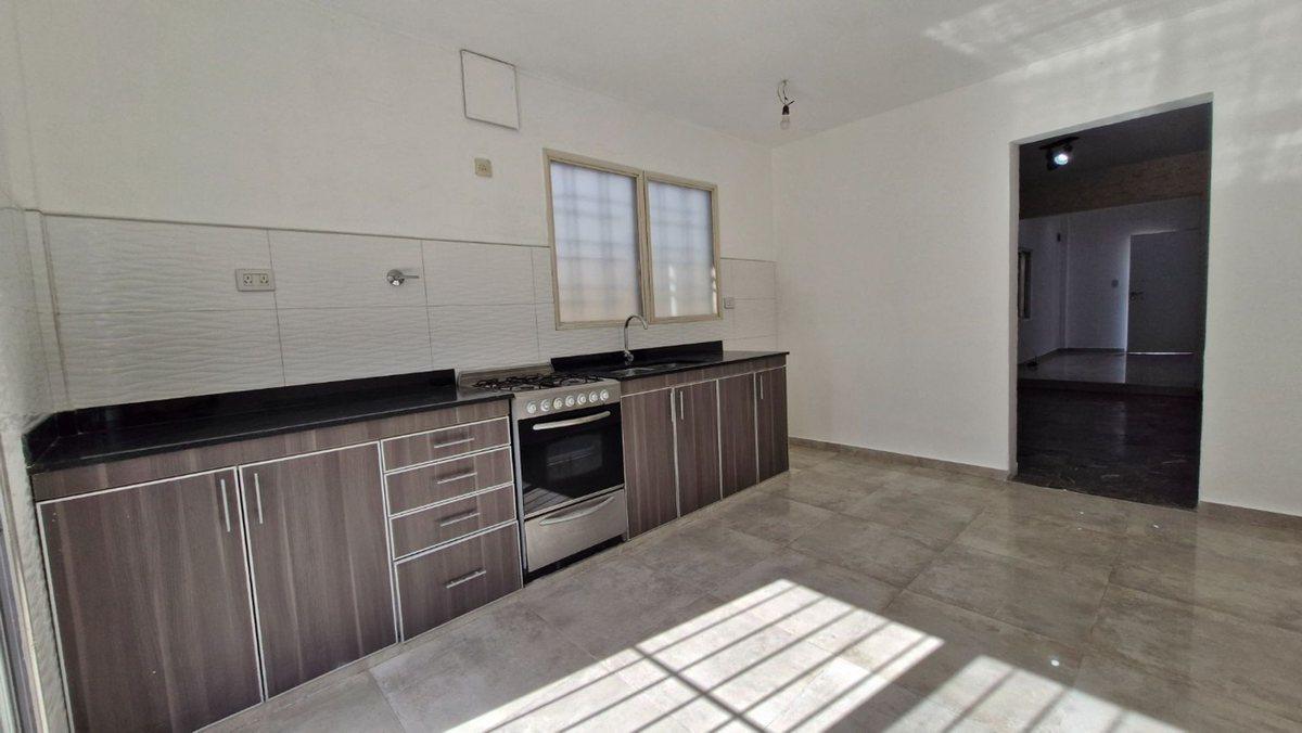 Foto de casa en venta 3 ambientes con parque en Lanus O, imagen 3