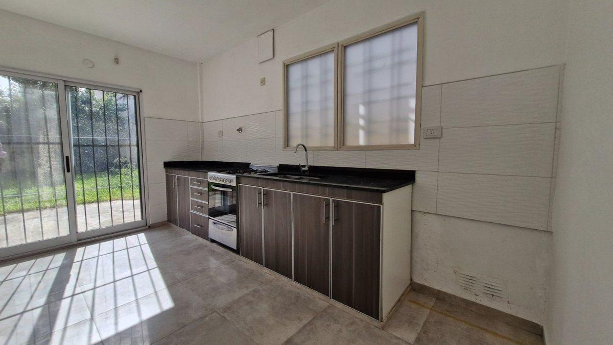 Foto de casa en venta 3 ambientes con parque en Lanus O, imagen 2