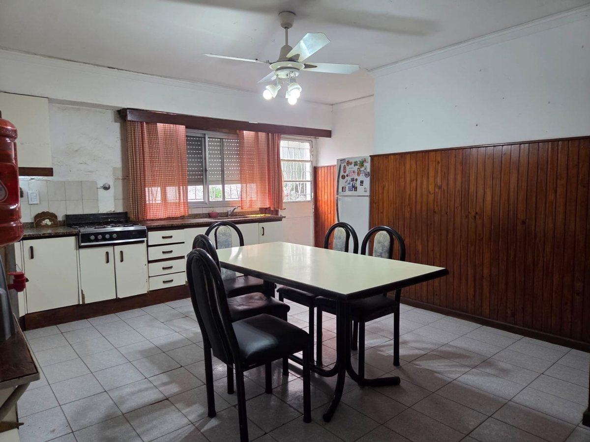 Foto de VENTA CHALET 6 AMBIENTES CON JARDÍN Y COCHERA, imagen 2