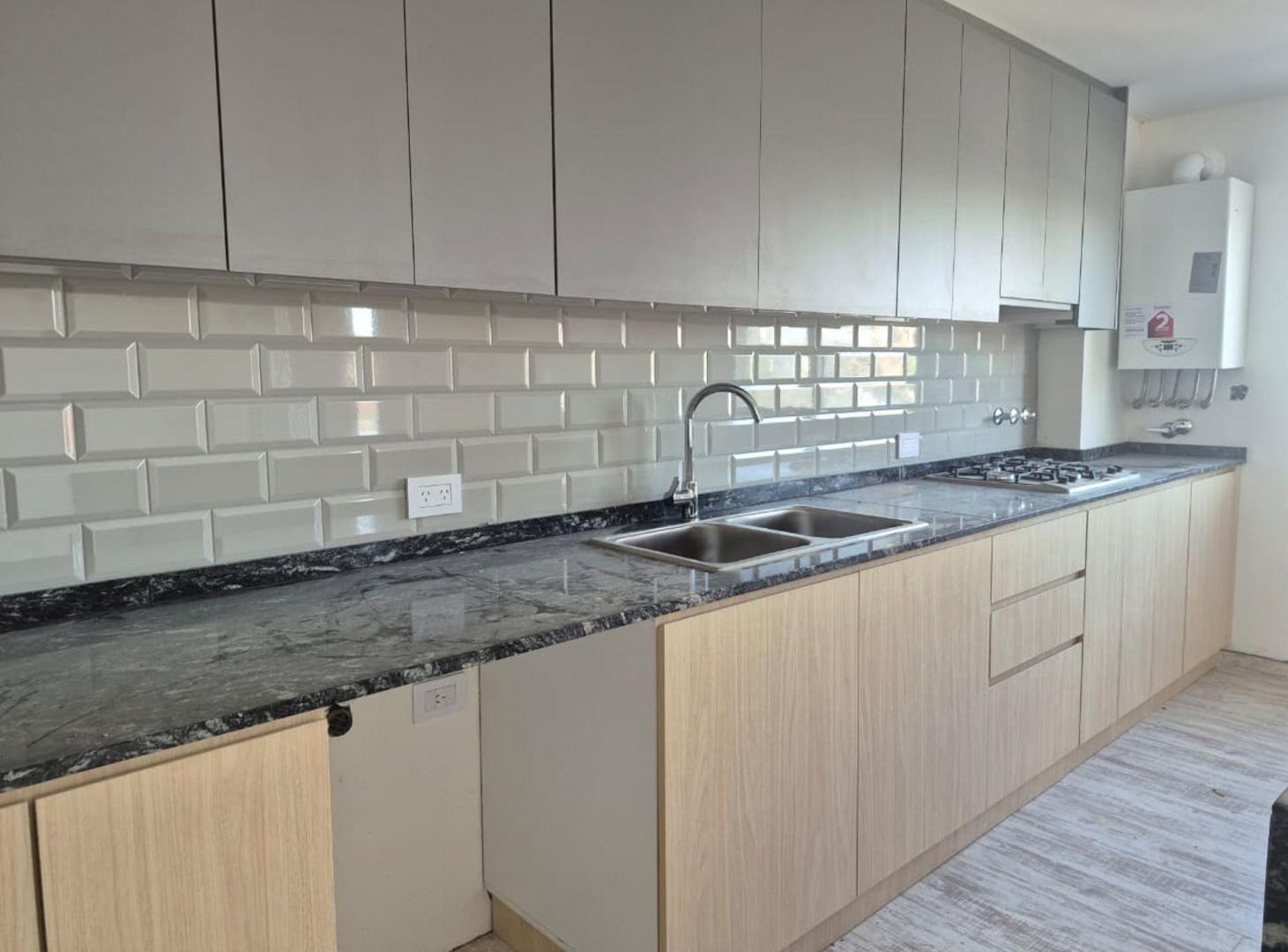 Foto de VENTA PISO DE CATEGORIA 4 AMB C/COCHERA LANUSITA, imagen 5