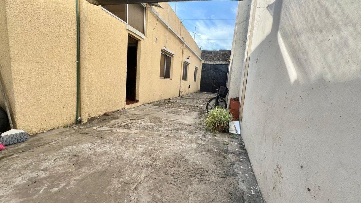 Foto de CASA EN VENTA 4 AMB. CON TERRENO y GALPÓN, imagen 4