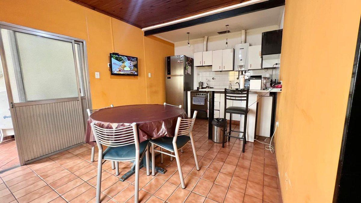Foto de CASA EN VENTA 4 AMB. CON TERRENO y GALPÓN, imagen 1