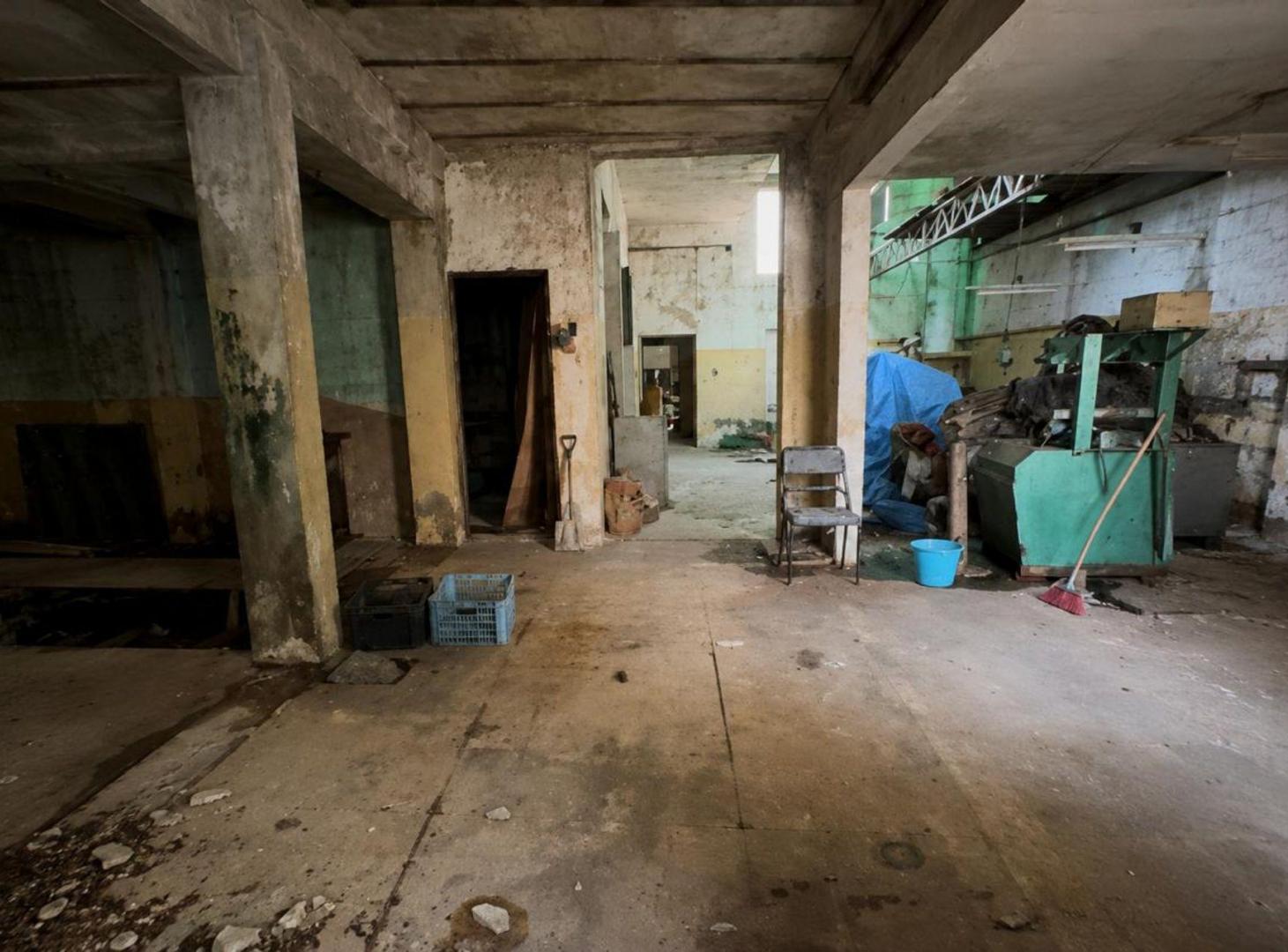 Foto de Galpón con local a refaccionar en venta - Lanús O., imagen 5