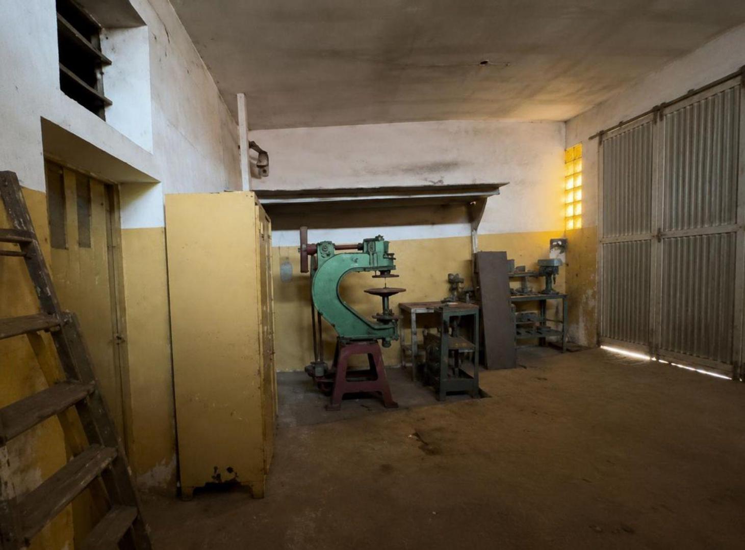 Foto de Galpón con local a refaccionar en venta - Lanús O., imagen 1