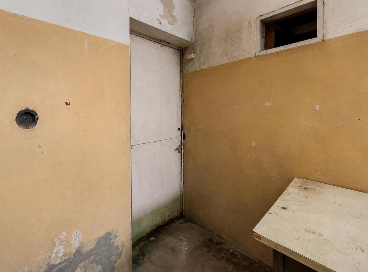Foto de Galpón con local a refaccionar en venta - Lanús O., imagen 3