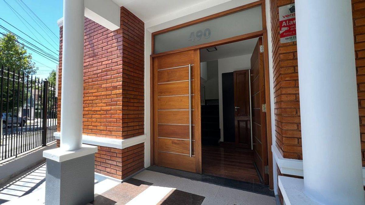 Foto de CASA EN VENTA-BANFIELD-5 AMBIENTES-AMPLIA COCHERA, imagen 3