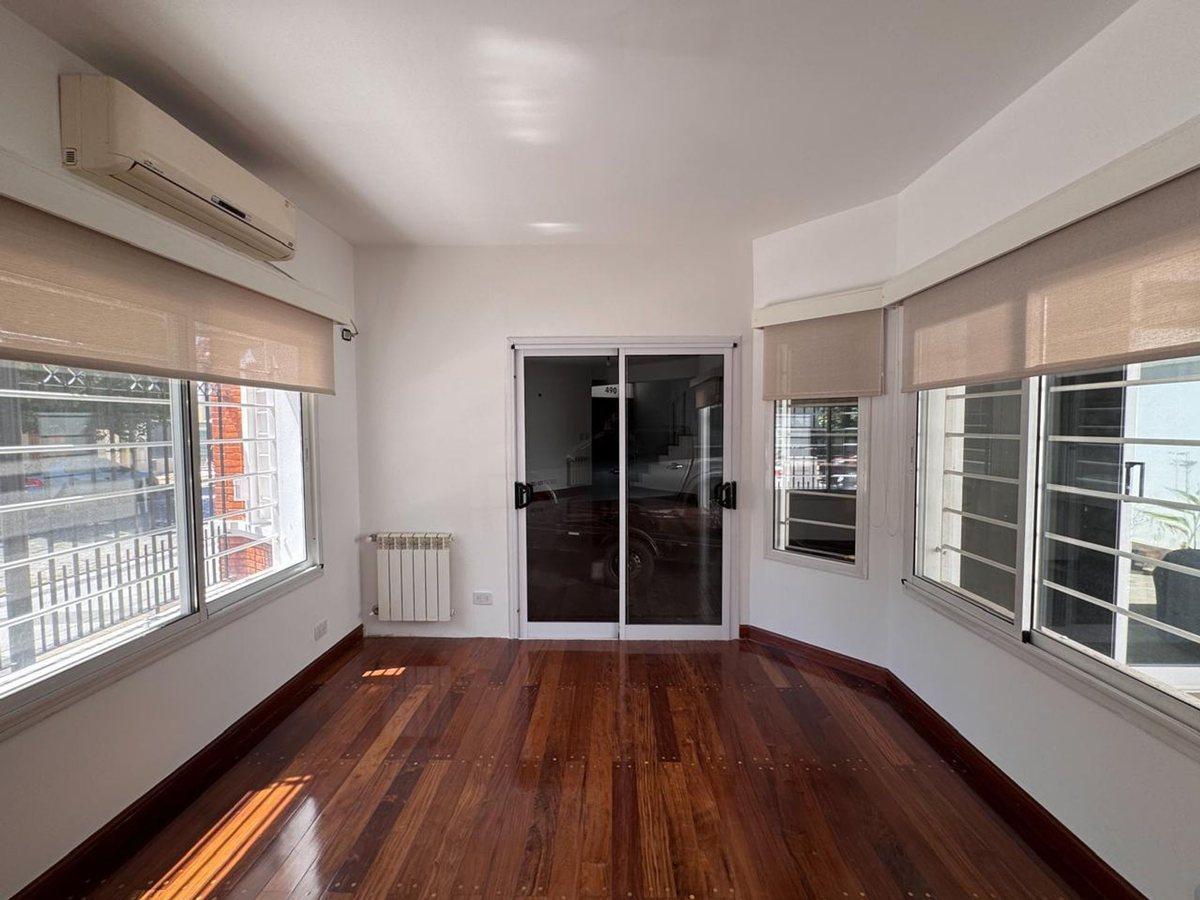 Foto de CASA EN VENTA-BANFIELD-5 AMBIENTES-AMPLIA COCHERA, imagen 4