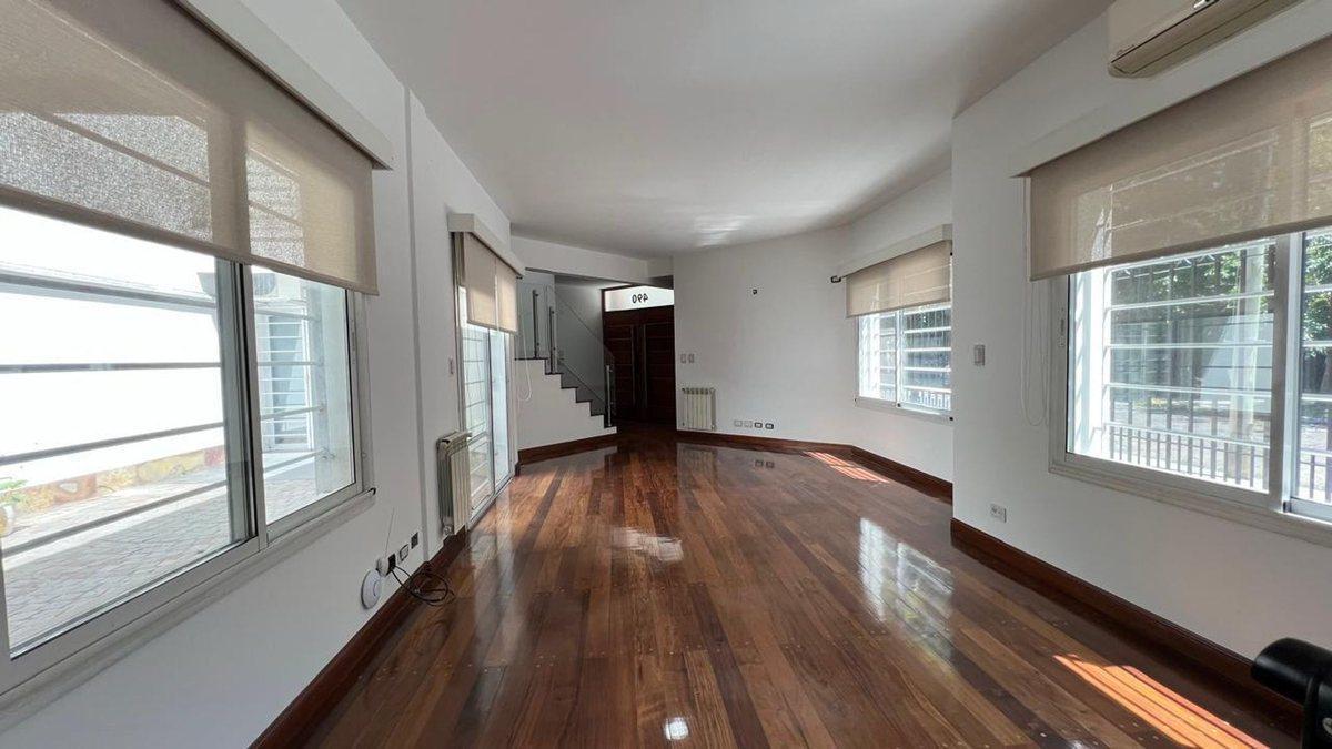 Foto de CASA EN VENTA-BANFIELD-5 AMBIENTES-AMPLIA COCHERA, imagen 2