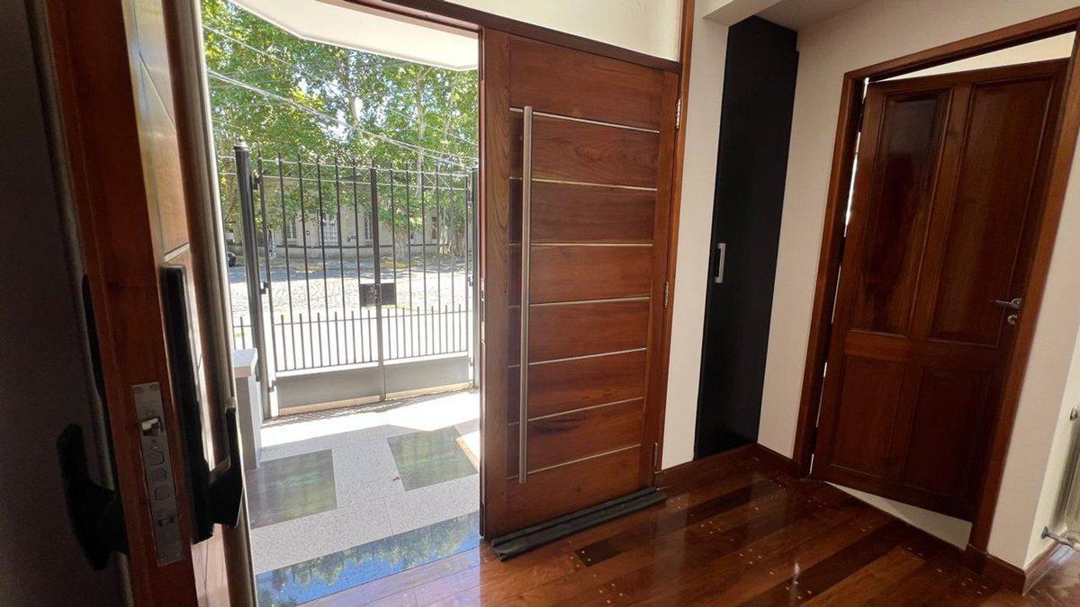 Foto de CASA EN VENTA-BANFIELD-5 AMBIENTES-AMPLIA COCHERA, imagen 5