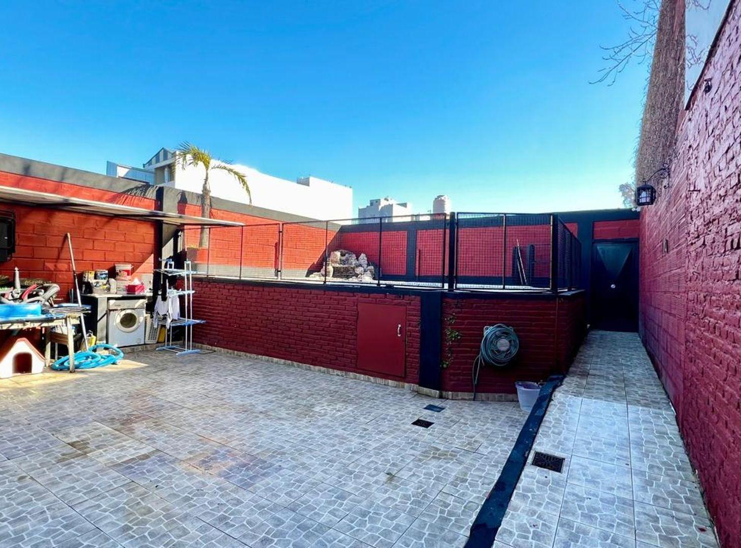 Foto de CASA EN VENTA EN LANUS CON PILETA - ONCATIVO 431, imagen 2
