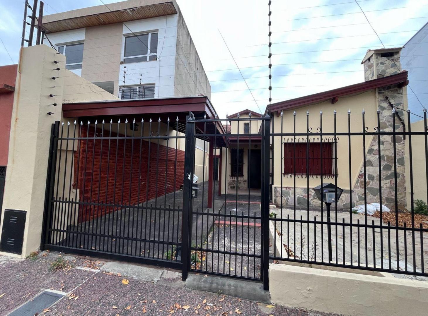 Foto de Casa 6 ambientes con pileta en Bernal APTO CREDITO, imagen 2