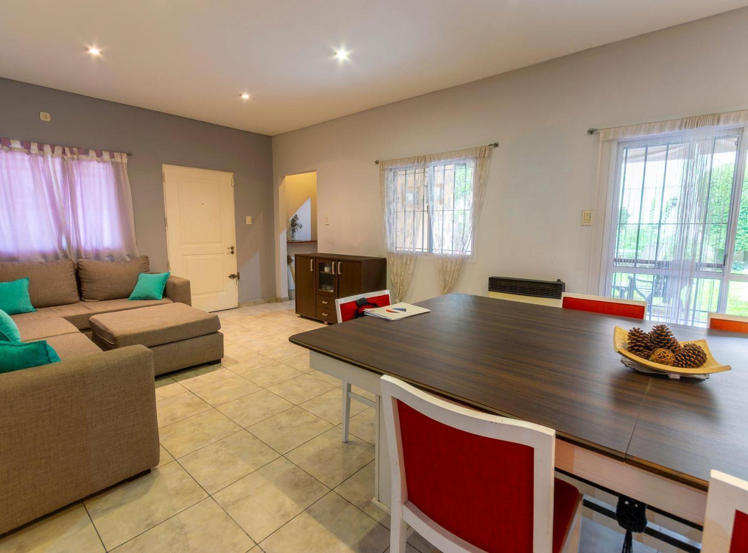 Foto de CASA 4 AMB EN VENTA C/PARQUE Y PILETA EN BANFIELD, imagen 1