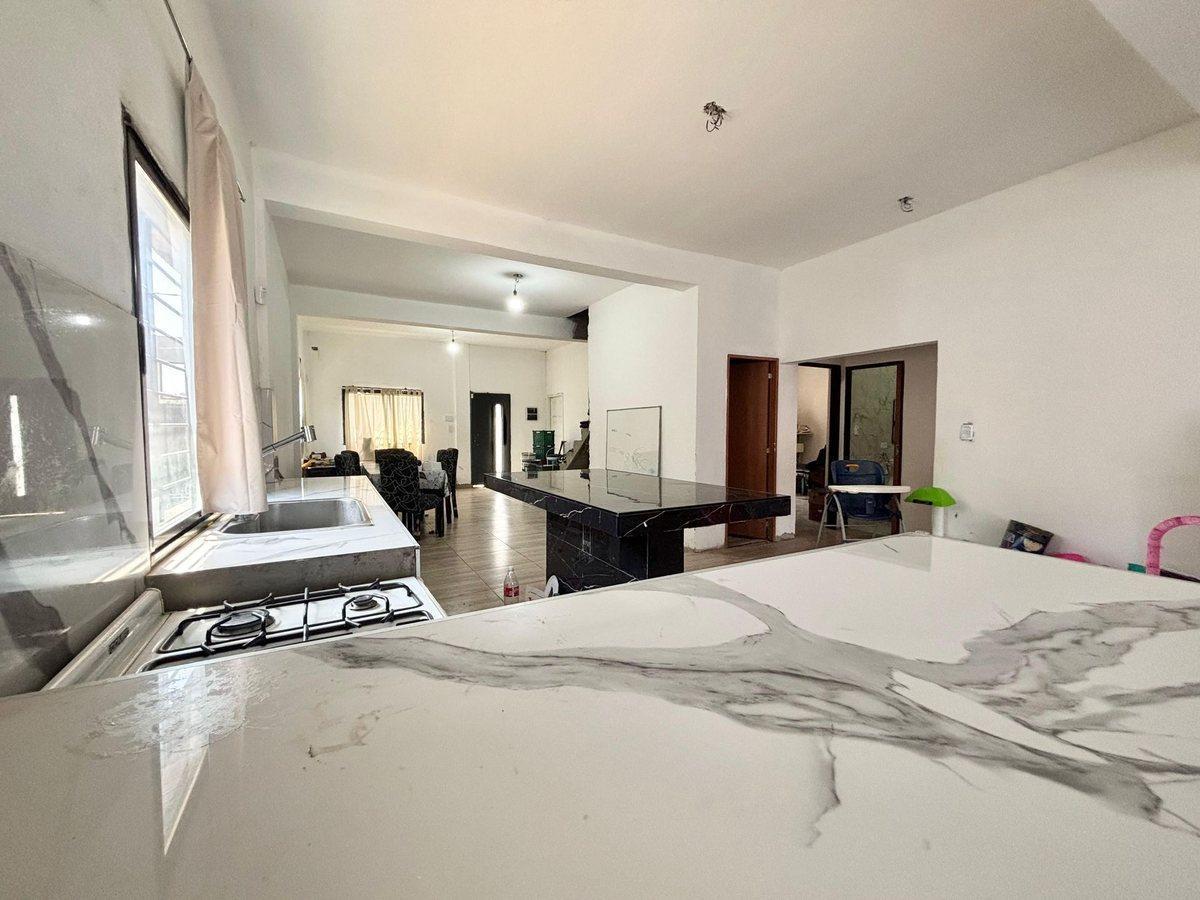 Foto de CASA EN VENTA 3 AMB-PARQUE-COCHERA-BURZACO-PERMUTA, imagen 4