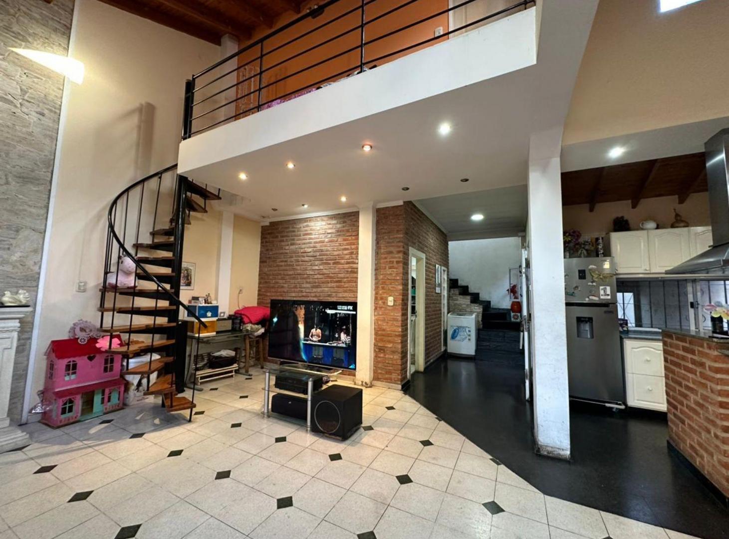 Foto de VENTA CASA 3 AMB CON PARQUE - VALENTIN ALSINA, imagen 4