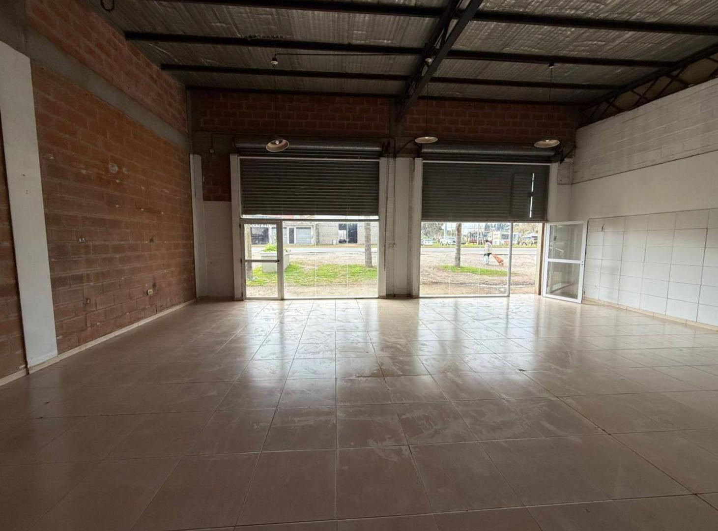 Foto de Local en alquiler 90 m2 Av. Hipolito Yrigoyen, imagen 3