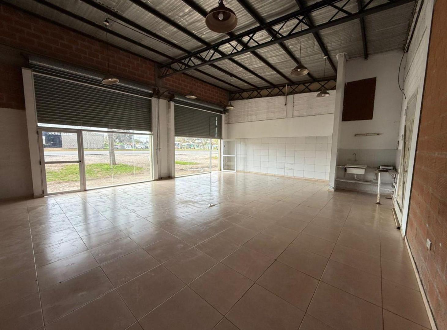 Foto de Local en alquiler 90 m2 Av. Hipolito Yrigoyen, imagen 2