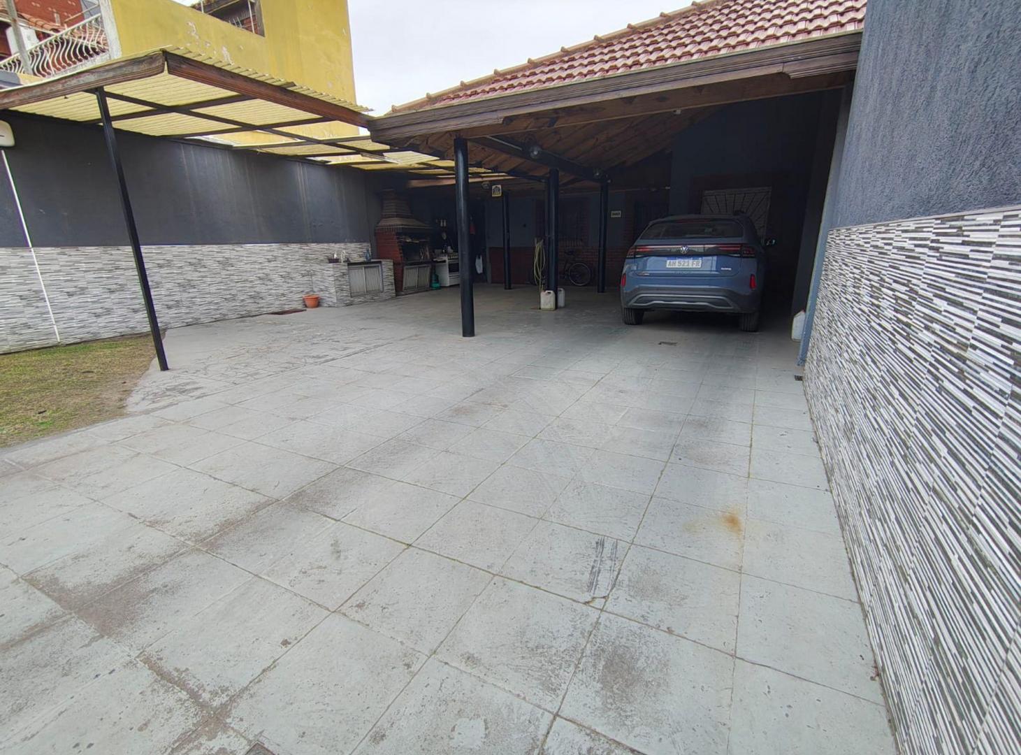 Foto de VENTA CASA 4 AMBIENTES - COCHERA - PATIO, imagen 1