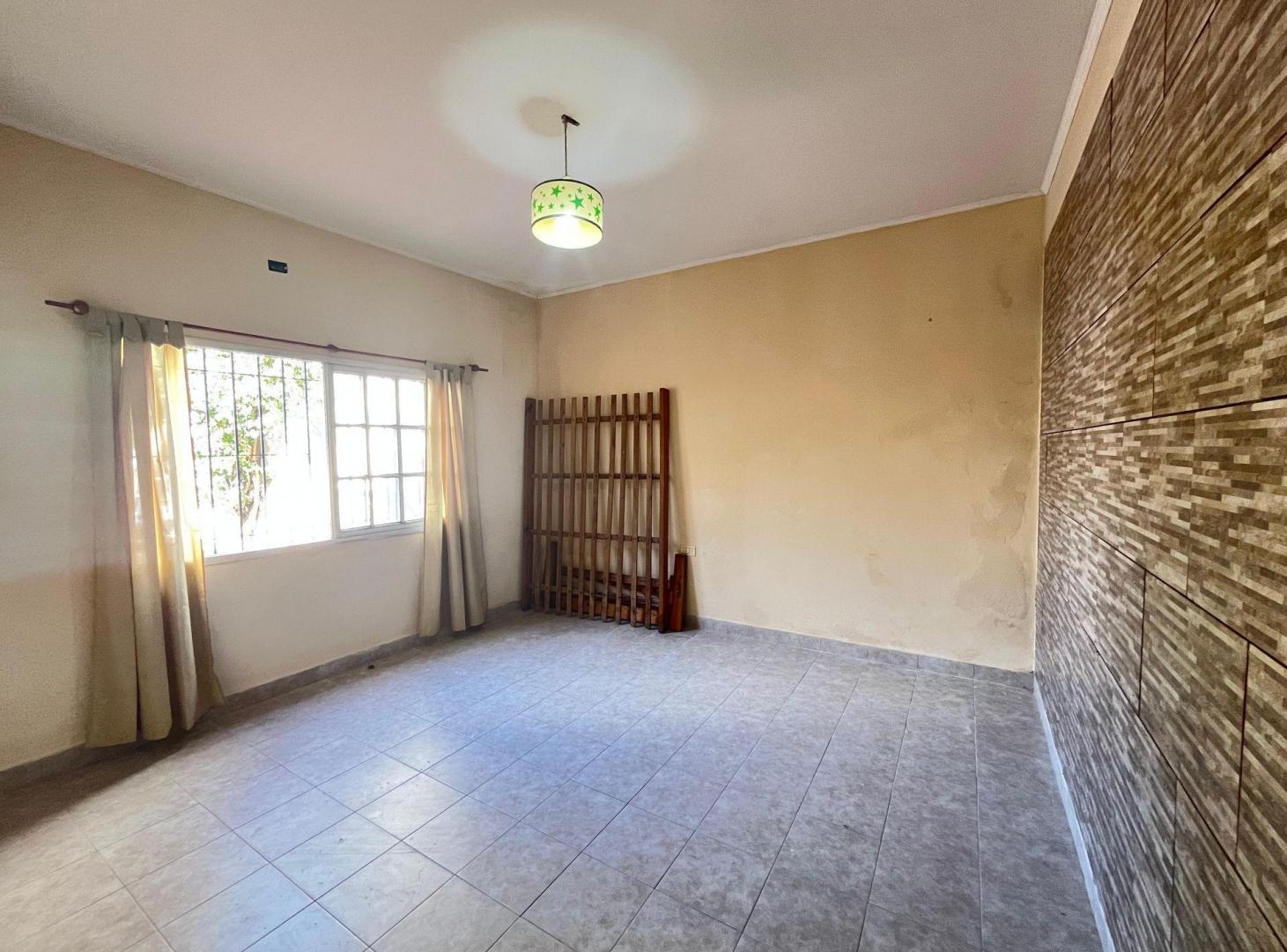 Foto de CASA EN VENTA 3 AMB CON PATIO VALENTIN ALSINA, imagen 4