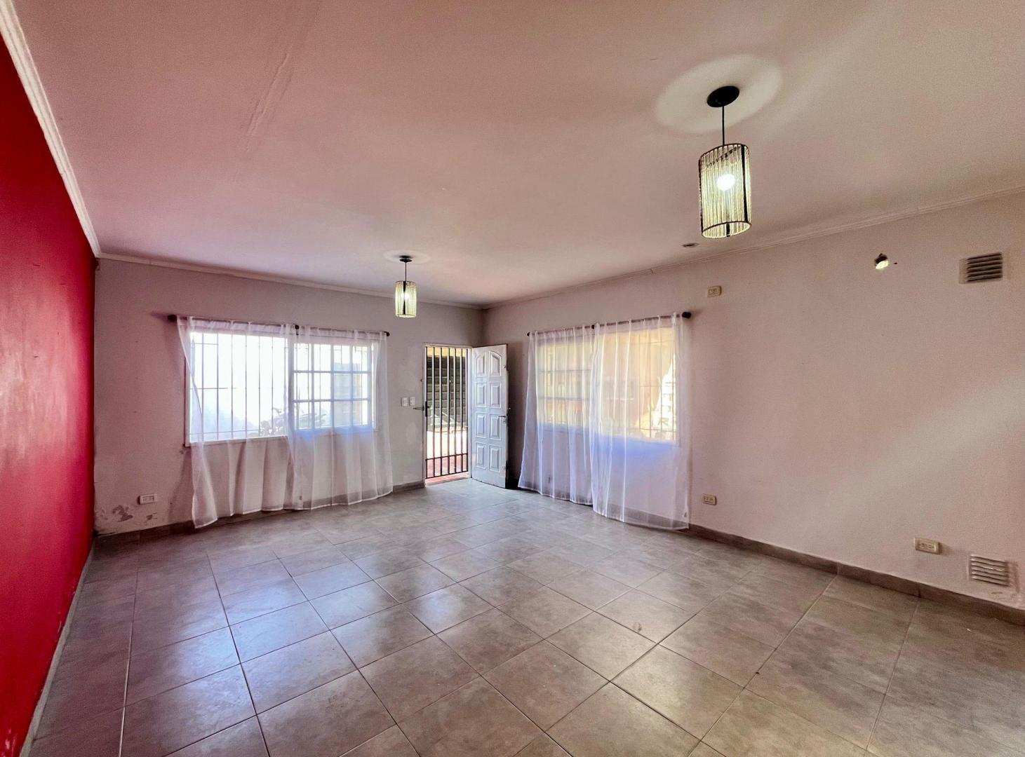 Foto de CASA EN VENTA 3 AMB CON PATIO VALENTIN ALSINA, imagen 3