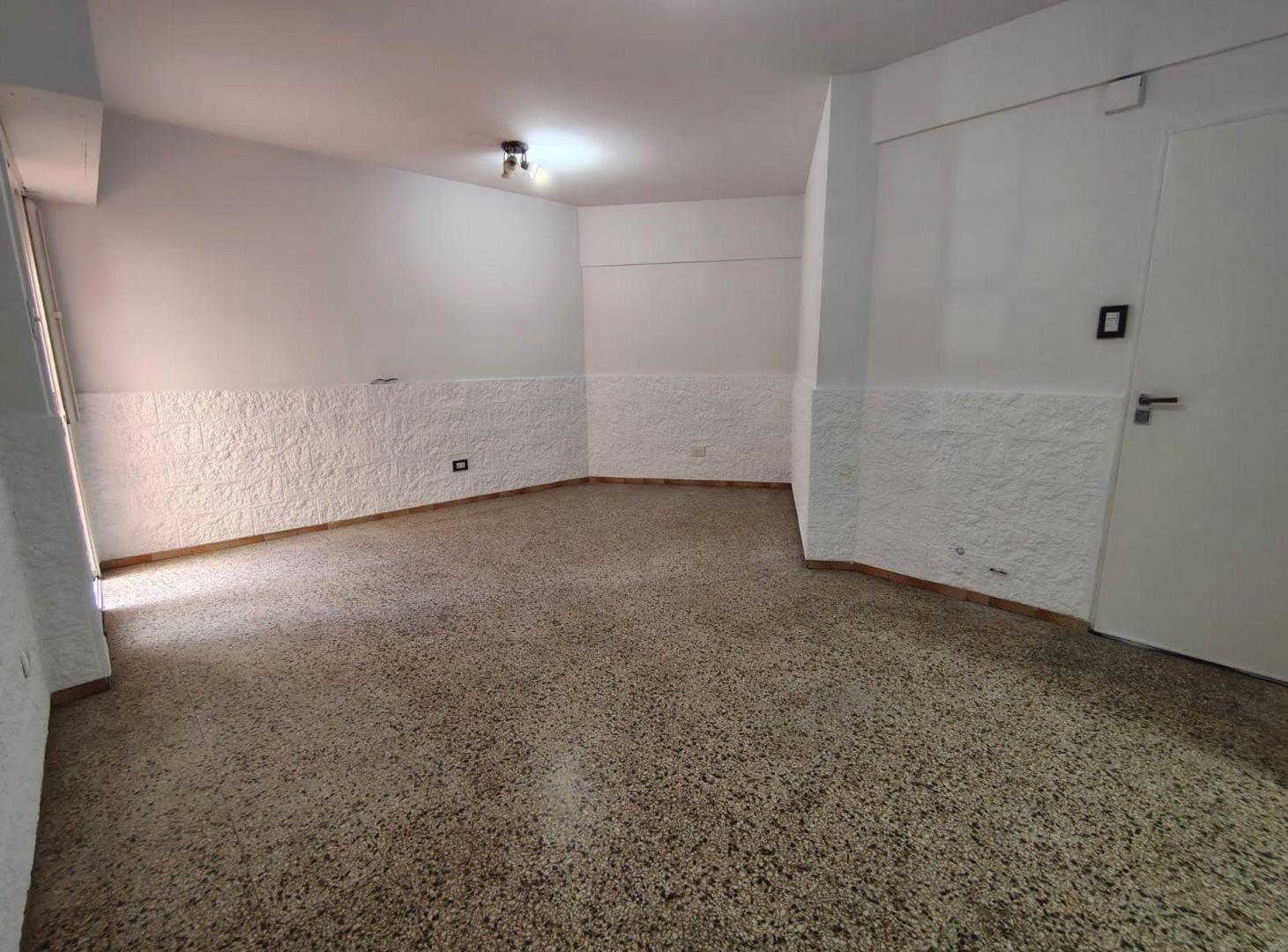 Foto de VENTA DPTO 3 AMBIENTES CON PATIO VALENTIN ALSINA, imagen 2