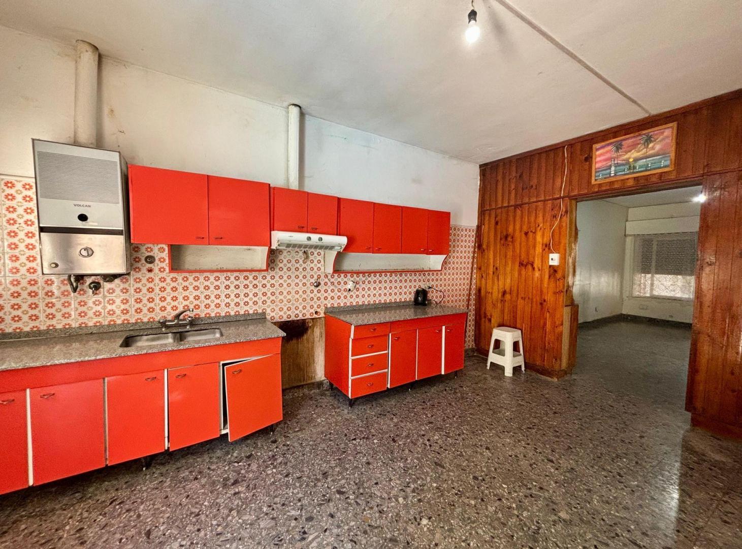 Foto de CASA EN VENTA 3 AMB C/PILETA Y COCHERA GERLI, imagen 2