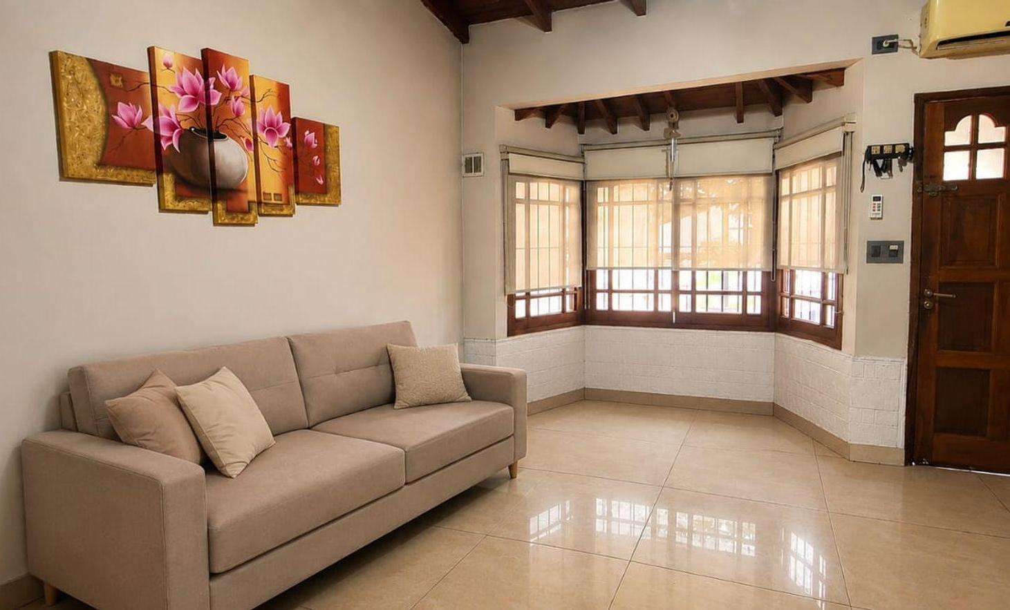 Foto de CASA 3 AMB VENTA BANFIELD CON FONDO GARAGE QUINCHO, imagen 1