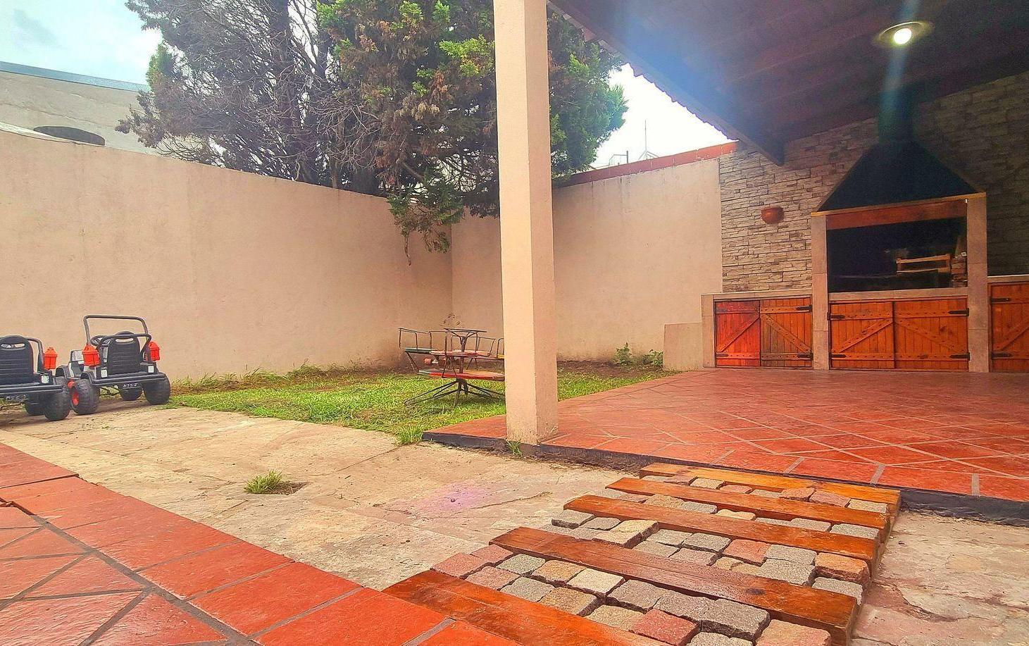Foto de CASA 3 AMB VENTA BANFIELD CON FONDO GARAGE QUINCHO, imagen 2