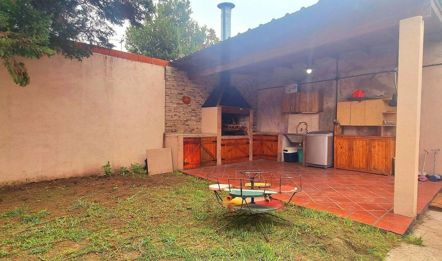 Foto de CASA 3 AMB VENTA BANFIELD CON FONDO GARAGE QUINCHO, imagen 3