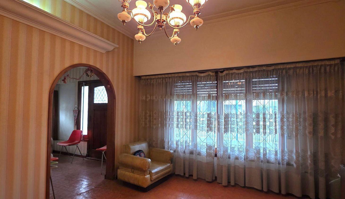 Foto de CASA 5 AMBIENTES VENTA CLAYPOLE CON FONDO VERDE, imagen 3