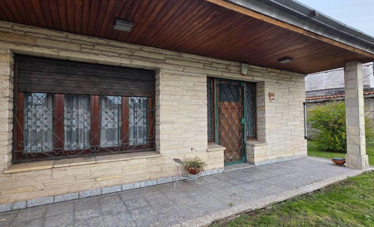 Foto de CASA 5 AMBIENTES VENTA CLAYPOLE CON FONDO VERDE, imagen 1