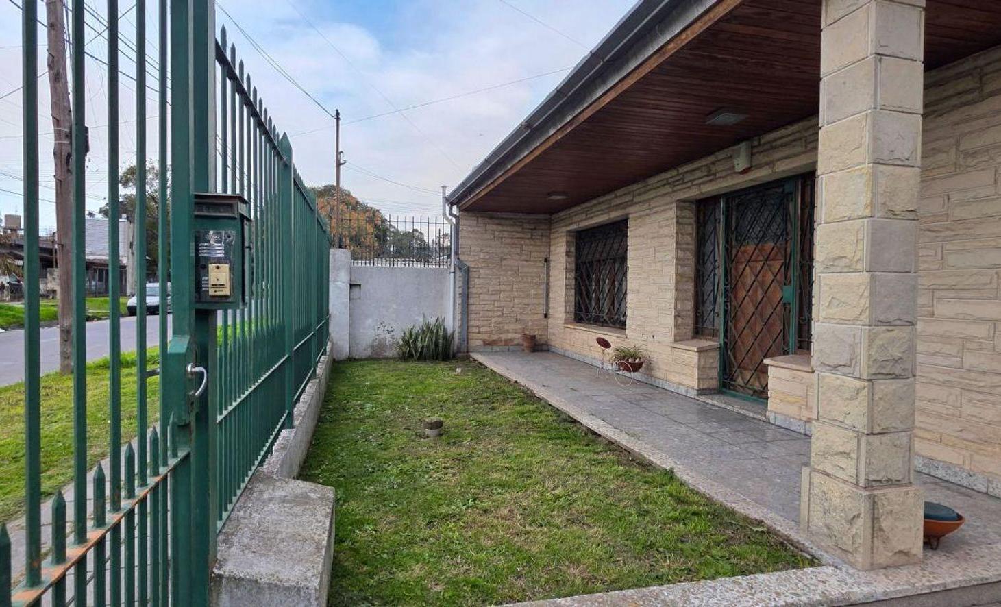 Foto de LOTE CON GARAGE CERRADO Y CASA VENTA CLAYPOLE, imagen 4