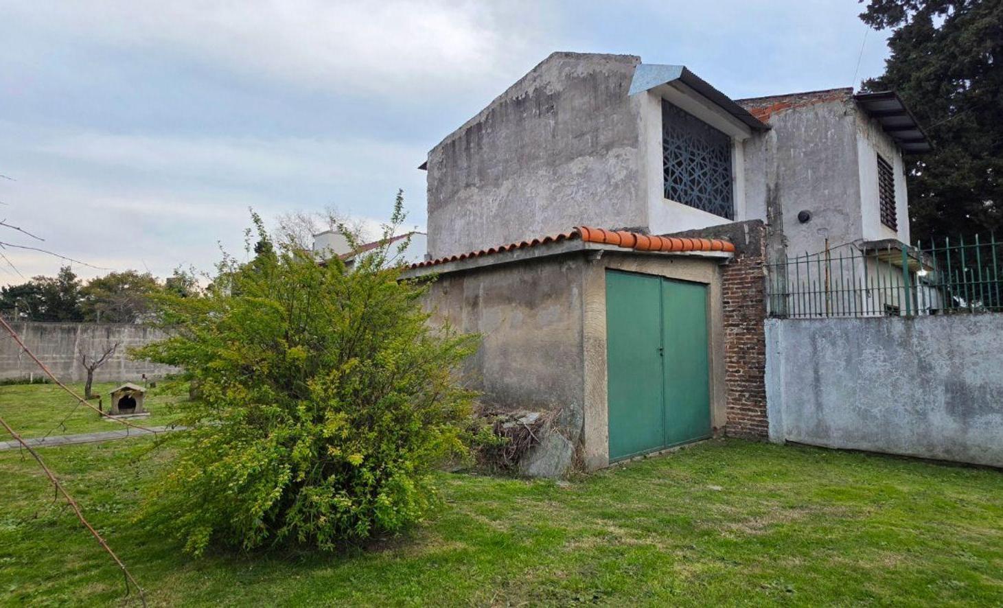 Foto de LOTE CON GARAGE CERRADO Y CASA VENTA CLAYPOLE, imagen 2
