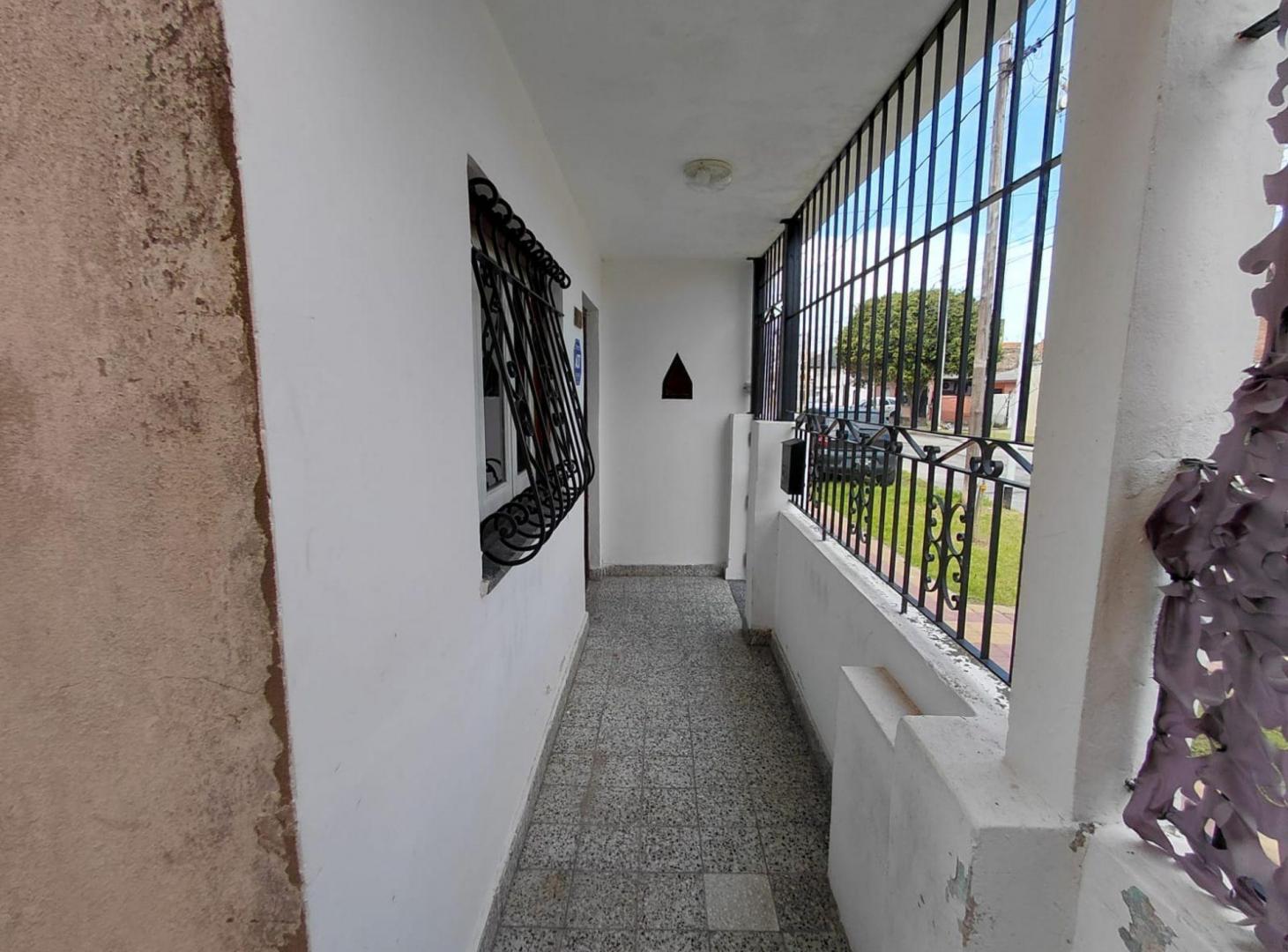 Foto de CASA EN ALQUILER WILDE CON GRAN PARQUE, imagen 3