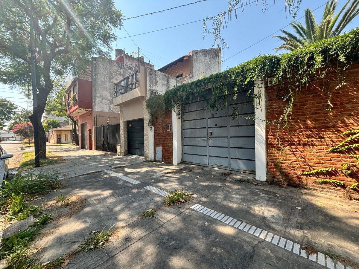 Foto de CASA 3 AMB S/LOTE DE 226 M2 LANÚS PERMUTA, imagen 1