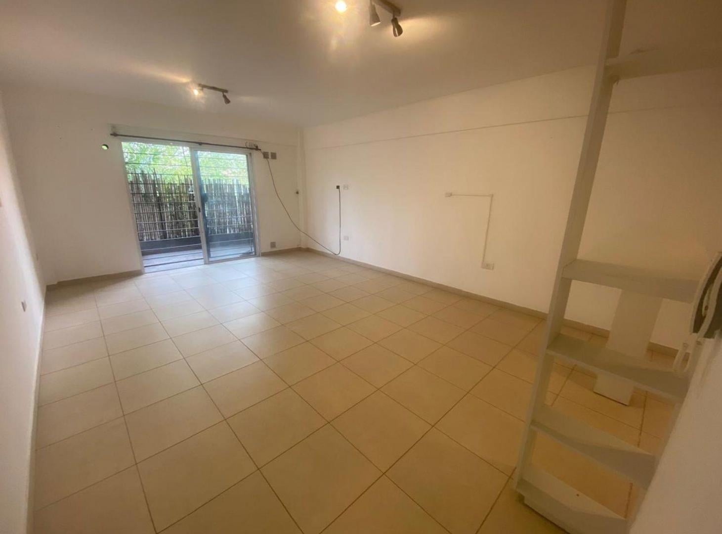 Foto de MONOAMBIENTE EN ALQUILER C/BALCON LANUS ESTE, imagen 2