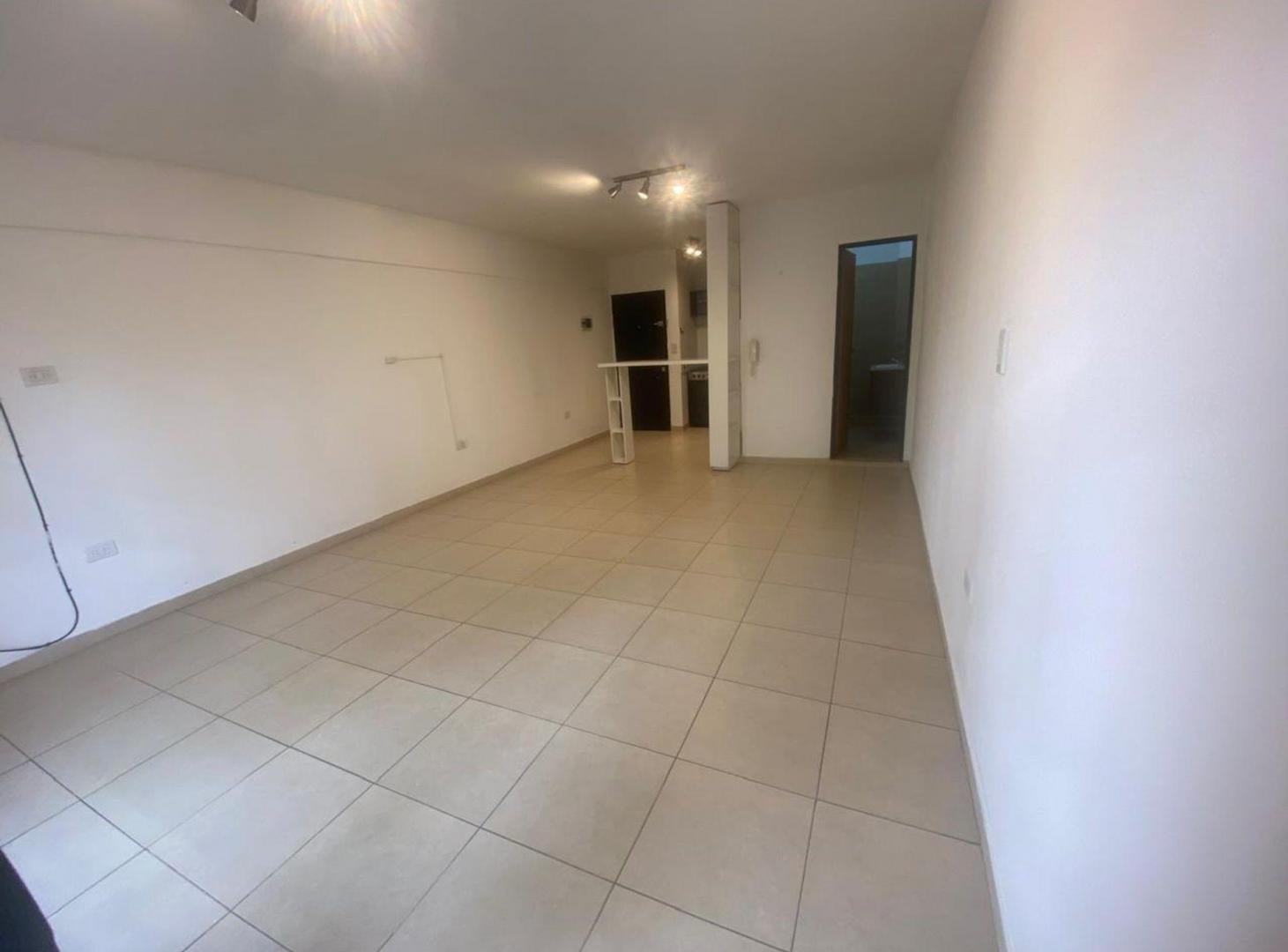 Foto de MONOAMBIENTE EN ALQUILER C/BALCON LANUS ESTE, imagen 1