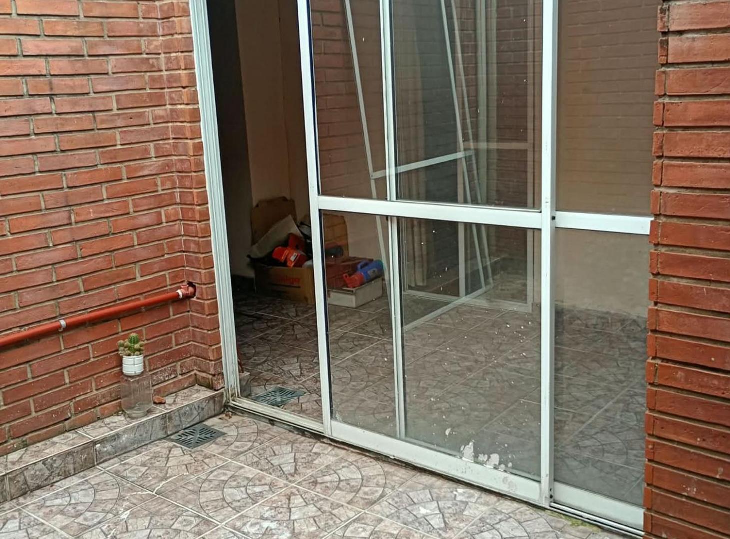 Foto de PH en Valentin Alsina a 4 cuadras del centro., imagen 4
